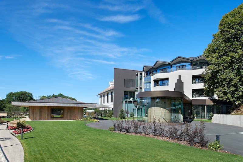 Grand Hôtel les Endroits • Restaurant avec grande terrasse et place de jeux – Restaurant in La Chaux-de-Fonds